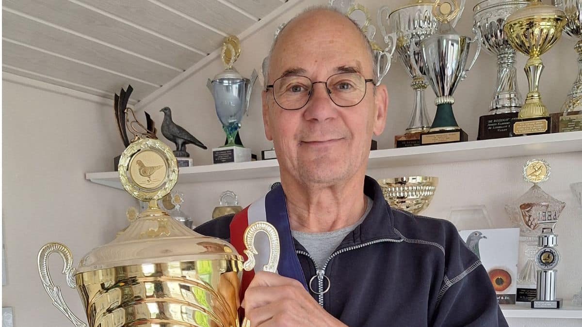 The legendary pigeon fancier Piet Lindelauf proudly raises his magnificent trophy after being crowned the 1st Best Fancier of the Netherlands in 2025. His victorious smile radiates pure passion for the pigeon sport, proving that absolute dedication and world class breeding lead to the ultimate glory!